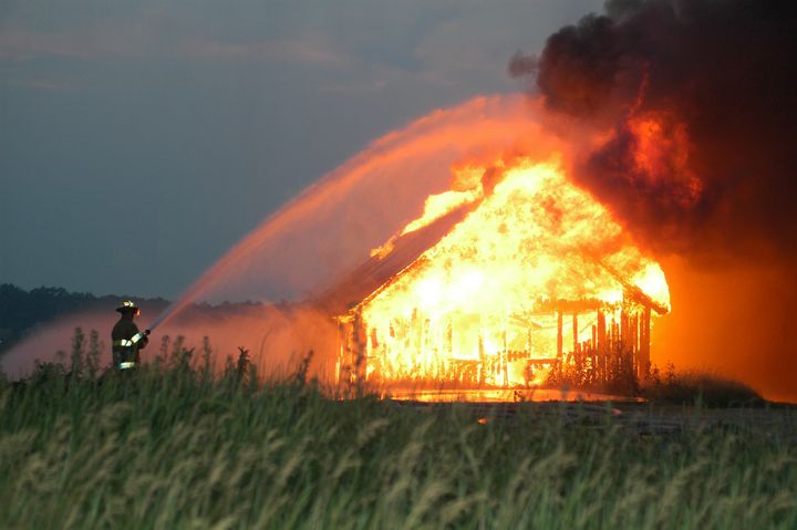 Tidlig varsling er avgjørende hvis det begynner å brenne på gården. Både for mennesker og dyr. Illustrasjonsfoto: Unsplash.