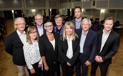1. rekke f.v.: Lina Støen, ansattes representant, Hilde Fiskum, Skien BBL, Kirstin M. Leiros, OMT BBL, Ole Fritjof Godtfredsen, Sørlandet BBL, Torbjørn Sotberg, BBL TOBB,
2. rekke f.v.: Paul Boxill, Bate BBL, Tom Søgård, Gjøvik og omegn BBL, Terje W. Gilje, BOB BBL, Johan Bruun, BBL Usbl. Morten Aagenæs, OBOS BBL, var ikke tilstede da bildet ble tatt. (Foto: nyebilder.no).