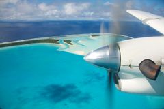 Transporten mellom øyene skjer med propellfly. Her Aitutaki og lagunen i fra luften.