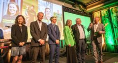På scenen sto Romsaas igjen sammen med de to andre finalistene, fruktprodusent Einar Kjelbergnes (t.h.) fra Flora i Trøndelag, og gras-, ammeku- og sauebonde Johan Odden fra Folldal i Innlandet. Her intervjues finalistene av konferansier Jo Dale.