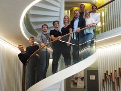 Fra venstre: Håkon Ellingsen (Asplan Viak), Kim Pløhn (Student), Viktor Kruge Nossum (Student), Runar Bakke Smedås (student), Celia Aabø Mellem (student), Øyvind Mork (Asplan Viak), Vidar Lind Yttersian (student), Gyda Spurkland (student), Jo Sjølie (student). Foto: Asplan Viak