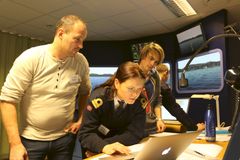 Det er til tider hektisk når innsatsledere ved en oljevernaksjon skal gi og følge ordre, håndtere andre fartøy og svare ut presse. Foto: Kystverket