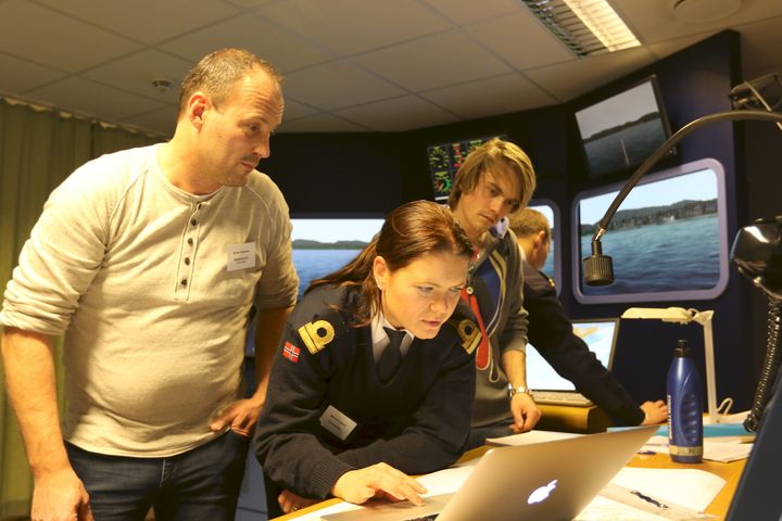 Det er til tider hektisk når innsatsledere ved en oljevernaksjon skal gi og følge ordre, håndtere andre fartøy og svare ut presse. Foto: Kystverket