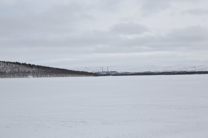 Bedre luft for finnmarkingene: Ingen utslipp fra smelteverket i Nikel. Bildet er tatt 4. april 2021 fra isen ved Utnes. Foto: Benjamin Flatlandsmo Berglen / Nilu