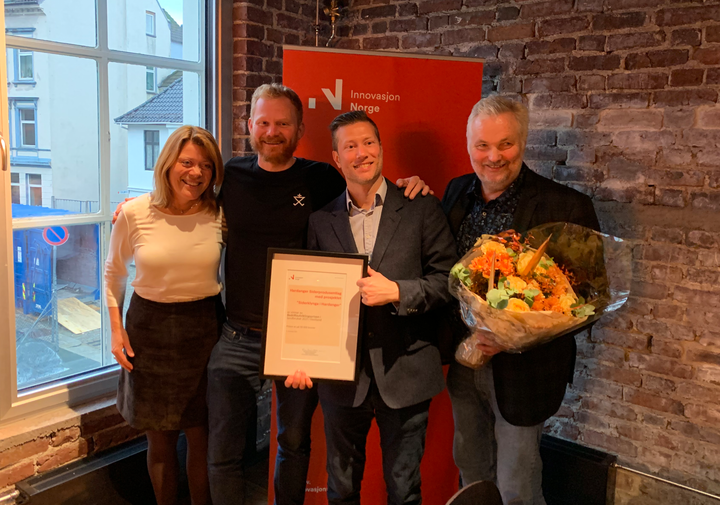 Leder for Innovasjon Norge Vestland Nina Brock Mathiesen, Leder for Siderklynga Kjetil Widding, Styreleder i Siderklynga Asbjørn Børsheim og Olav Bleie i Alde Sider AS.