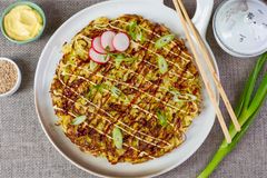Okonomiyaki er en japansk pannekakeomelett hvor hovedingrediensen er kål.