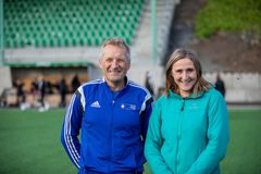 Leder av Female Football Centre ved UiT, Svein Arne Pettersen, og leder av Tromsø Forsknigsstiftelse (TFS), Unn Sørum. TFS er med og finansierer forskningen på kvinnefotball. Foto: UiT/Jonatan Ottesen