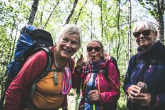 TURGLEDE: En tur med venner gjør godt for både kroppen og toppen. Foto: Eivind Haugstad Kleiven/ Norsk Friluftsliv