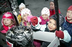 Mange barn gir hvert år sitt bidrag i julegryta.