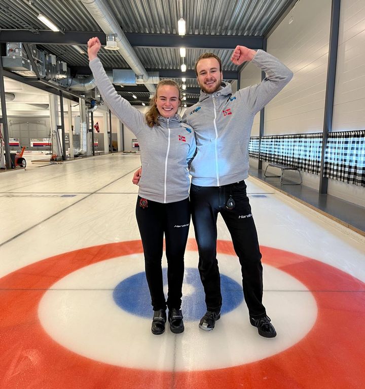 Søsknene Maia (22) og Magnus (24) Ramsfjell skal representere Norge i VM i mixed doubles. Foto: privat.