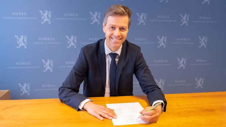 Samferdselsminister Hareide signerer den nye belønningsavtalen med Grenland. (Foto: SD)
