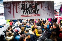 De fleste kjøp under Black Friday er planlagte, og mange starter julehandelen. Det er relativt få som lar seg rive med slik vi har sett for eksempel ved Fashion outlet Vestby. Foto: Jon Olav Nesvold/NTB Scanpix.