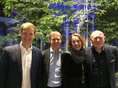 F.v- Markku Moilanen, styreleder i Rambøll Norge, Ole-Petter Thunes, administrerende direktør Rambøll i Norge, Åse Grimsmo, eiendomssjef Dora og Geir Halmøy, administrerende direktør Dora, var alle svært fornøyde.
Her står de foran et kunstverk av Steinar Christensen, bildet henger i resepsjonen.