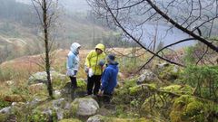 På funnstedet i Isdalen. Fra venstre: Marit Higraff, Neil McCarthy og vitnet, Carl Halvor Aas, som var på stedet i 1970. Foto: Annette Berentsen, NRK