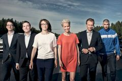 Mathias Nylenna, Niklas Baarli, Ingerid Stenvold, Ingunn Solheim, Atle Bjurstrøm og Leo Ajkic skal lede NRKs valgsendinger fra 12 ulike steder i  landet. (Anders Magnus var ikke til stede da bildet ble tatt.). Foto:Julia Naglestad, NRK.
