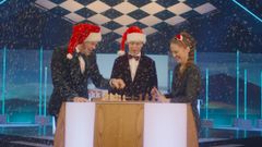 Ole Rolfsrud er programleder for VM i lyn- og hurtigsjakk også i år. Torstein Bae og Heidi Røneid er faste eksperter sammen med Atle Grønn. Foto: NRK