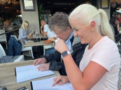 Leder i Norges Blindeforbunds Ungdom, Silje Solvang, håper at flere restauranter nå vil tilby punktskrift. Her på restaurantbesøk under Arendalsuka. Foto: Privat