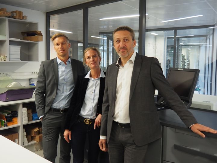 t.v Salgssjef for storkundeavdeling i Konica Minolta, Thomas Kristiansen sammen med Leder for Operativ service i Konica Minolta, Therese Holm Braathen og IT-direktør i Advokatfirmaet Wiersholm, Navid Behrouz på printsenteret til Wiersholm på Aker Brygge.