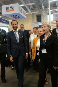 HKH Kronprins Haakon og fiskeridirektør Liv Holmefjord besøker Aqua Trøndelag på havbruksmessen AquaNor. Foto: L. Noedøen