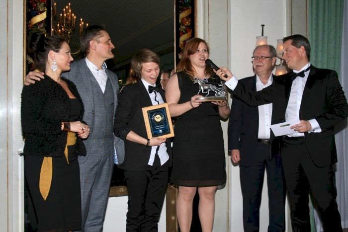 Vinnerne Elisabeth Brun og Sandra Furuvik gratuleres av Terje Noreng, Geir Delebekk og Grethe Myrseth fra Narvesen. Carl Fredrik Stenstrøm fra Rikstoto gjennomfører seiersintervjuet.