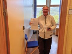 BLID: Hege Christin Nilsson var synlig fornøyd med å skrive under arbeidsavtale med Høgskolen i Innlandet (Foto: HINN)