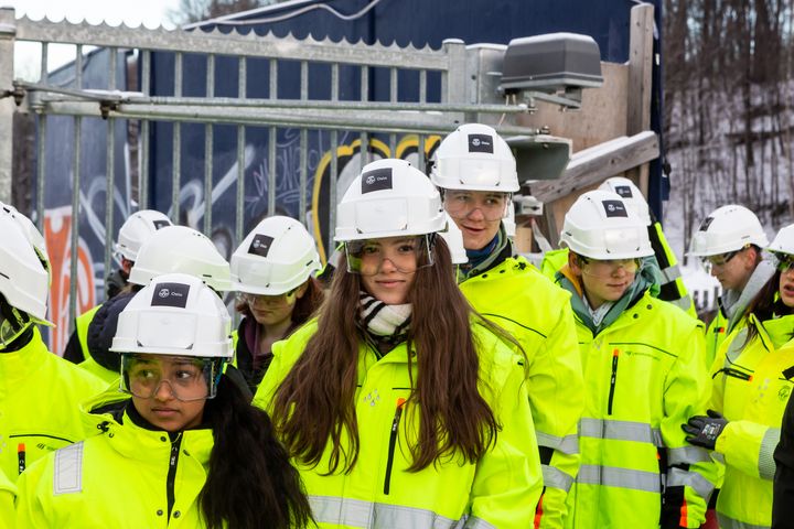 9.klassinger fra Vollebekk skole får en omvisning på byggeplassen til det nye Tøyenbadet. Foto: Tove Lauluten / Oslobygg KF