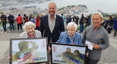 Med turistene fotograferte vakre Bergen, viste Mina Raknes, frimerkekunstner Lasse Michelsen, Marta Antun og Fløibanens Heidi Antun fram frimerkene som markerer hundreårsjubileet. Foto: Jørn Michalsen, Posten