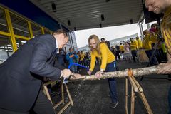 Mari Bakken og byrådsleder Øyvind Hilmarsen markerer åpningen av IKEA service & pick-up point med å sage en tømmerstokk i to. Foto: Ørjan Bertelsen/Bertelsen foto