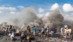 Brenning av elektronikk på søppelfyllingen i Agbogbloshie like utenfor Accra i Ghana. Foto: Muntaka Chasant/Wikimedia Commons