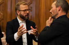 Ny styreleder i Frivillighet Norge Heikki Holmås i samtale med avtroppende styreleder Sturla Stålsett på årsmøte torsdag 16. november. (Foto: André Skjelin Ottosen)