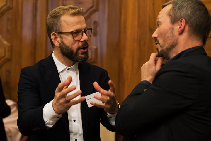 Ny styreleder i Frivillighet Norge Heikki Holmås i samtale med avtroppende styreleder Sturla Stålsett på årsmøte torsdag 16. november. (Foto: André Skjelin Ottosen)