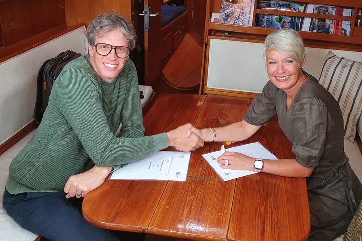Samarbeidsavtalen ble signert om bord på Standard Norges båt under Arendalsuka av Jacob Mehus, administrerende direktør i Standard Norge, og Line Henriette Holten, generalsekretær i Tekna,