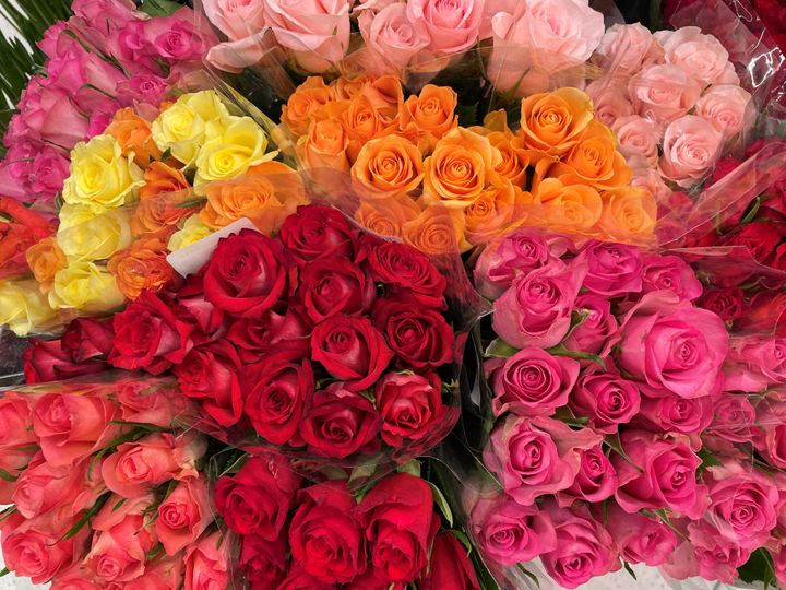 Til morsdag og valentinsdagen er blomster nærmest obligatorisk som gave, og mange tar med seg en rosebukett når de er innom dagligvarebutikken. Foto: Coop Norge