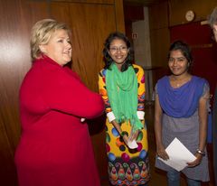Statsminister Erna Solberg møter Shahida Akter Shorna (20) og Samapti Rani Roy (18) som jobber mot barneekteskap gjennom Weddig Busters i Bangladesh, i forb med Plans Jentekonferanse 2014. Foto Plan/Tom Hansen