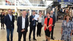 Bildet: Signerte tilleggsavtale i dag på Oslo S: Fra venstre kommunal- og moderniseringsminister Nikolai Astrup, byrådsleder i Oslo kommune Raymond Johansen, samferdselsminister Knut Arild Hareide, ordfører i Nordre Follo kommune Hanne Opdan, fylkesrådsleder i Viken fylkeskommune Tonje Brenna, ordfører i Lillestrøm kommune Jørgen Vik og ordfører Bærum kommune Lisbeth Hammer Krog. (Foto: SD/Midtbø)