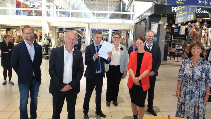 Bildet: Signerte tilleggsavtale i dag på Oslo S: Fra venstre kommunal- og moderniseringsminister Nikolai Astrup, byrådsleder i Oslo kommune Raymond Johansen, samferdselsminister Knut Arild Hareide, ordfører i Nordre Follo kommune Hanne Opdan, fylkesrådsleder i Viken fylkeskommune Tonje Brenna, ordfører i Lillestrøm kommune Jørgen Vik og ordfører Bærum kommune Lisbeth Hammer Krog. (Foto: SD/Midtbø)