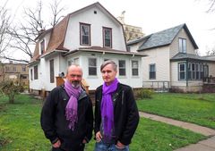 Norge har fått et nettsted for Princefans. Jarle Aabø (venstre) og André Hagen lanserer princenorge.no foran ikonet ”Purple Rain House” i Minneapolis i dag.
Foto: Dylan Beamon.