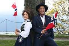 Nadia Hasnaoui og Christian Strand leder direktesendingen på NRK1 fra Akershus festning. Her kledd i Oslo-bunad.

FOTO: OLE KALAND / OLE KALAND, NRK