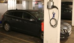Mange er klare for å plugge til elbilen i garasjen. Hvis du har sett deg ut en elbil du er interessert i, er det lurt å følge med på når ventelistene åpner så du sikrer deg en plass i køen. (Foto: NAF)