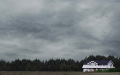 Det er mange ubesvarte spørsmål om hva som skjedde i kårboligen på Orderud gård. Foto: VG/Monster