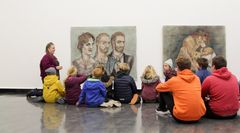 Elevene i Bergen Kunsthall, hvor de blant annet så på selvportretter malt av Lorenza Böttner. Foto: Marte Glanville/Kulturtanken