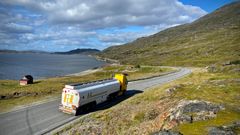 Rv. 94 er den eneste innfartsvegen til Hammerfest og riksvegen er en sentral del av kommunikasjonstilbudet i Hammerfest og Kvalsund. Sykehuset i Hammerfest betjener store deler av befolkningen i Vest-Finnmark, og Hammerfest er et regionalt trafikk-knutepunkt. Foto: Knut Haarvik, Statens vegvesen.