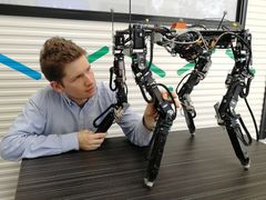 Tønnes Nygaard i Australia for å teste roboten og lære den å gå på egen hånd ute i naturen. Foto: Jack Collins