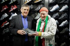 – De var ikke bare fine, de var også kjempegode, sa Olav Thon om Foot Locker-joggeskoene som han prøvde i den nye butikken på Arkaden.