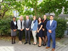 Staben ved Kunnskapskontoret. Fra venstre Tawanda Daka-Eziwhou, Marianne Grønsleth, Yngve Joseph Foss, Ragnhild Solvi Berg, Corinne Luijten, Amy Mitchell og Mathias Aguirre Havgar. Foto: Kunnskapskontoret.