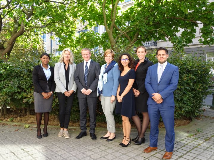 Staben ved Kunnskapskontoret. Fra venstre Tawanda Daka-Eziwhou, Marianne Grønsleth, Yngve Joseph Foss, Ragnhild Solvi Berg, Corinne Luijten, Amy Mitchell og Mathias Aguirre Havgar. Foto: Kunnskapskontoret.