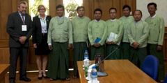 Hohle fra Energigården og Torunn Aass Taralrud, regionleder for Sør og Sørøst Asia, Innovasjon Norge var i Nay Pyi Taw i offisielt møte med MOECAF (Ministry of Energy Conservation and Forestry) hvor de diskuterte muligheter for å etablere energigårder i Myanmar.Foto: Innovasjon Norge