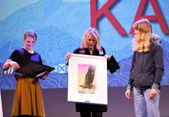 Juryleder Anne-Mari Planke og UTEmagasinet-redaktør Gunhild Aaslie Soldal overrekker Rookie-prisen. Foto: Anders Kjernsli