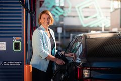 – Imponerende god fart i utbyggingen av nye hurtig- og lynladere, sier Christina Bu, generalsekretær i Norsk elbilforening (foto: Jamieson Pothecary).