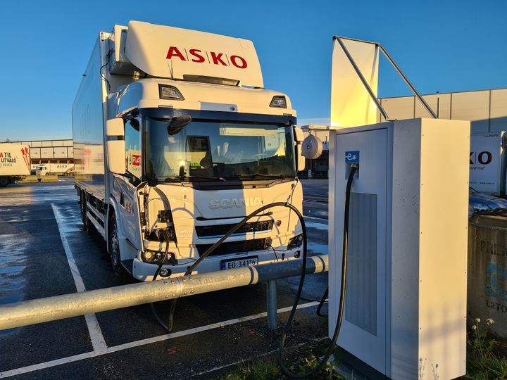 ASKO er ett av de selskapene som får støtte til etablering av bedriftsladere til tyngre kjøretøy. Bildet er fra ASKO Vestby. Foto: ASKO